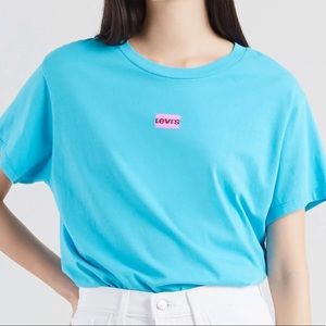 Blue Levi’s loose fitting T-shirt
